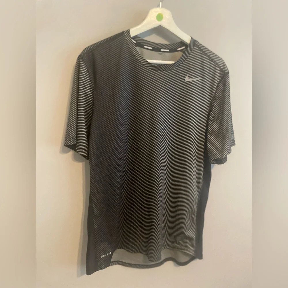 NIKE‎ Dri-fit striped pattern t-shirt SIZE medium